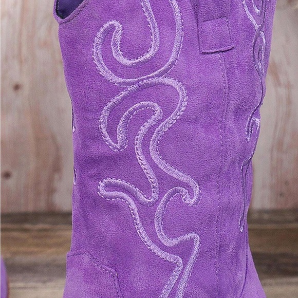 Western Embroidered Cowboy Fashion Boots - Picture 7 of 8